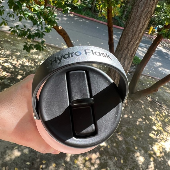 Limited Edition Hydro Flask 32 oz Bottle in Dogwood Strawberry Milk light pink - Picture 6 of 10